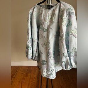 LIKE NEW - gorgeous Arianne Pastel Floral shimmer top